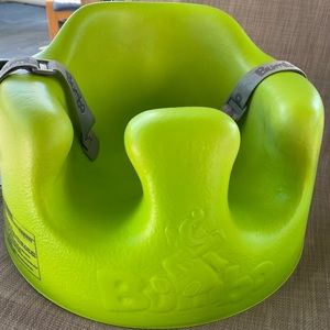 Green Bumbo with straps in EUC